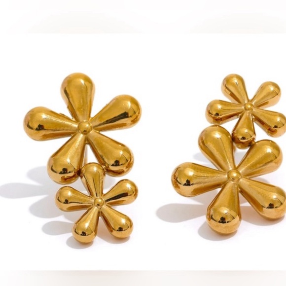 18K Gold Plated Stainless Steel Floral Stud Earrings main image 1